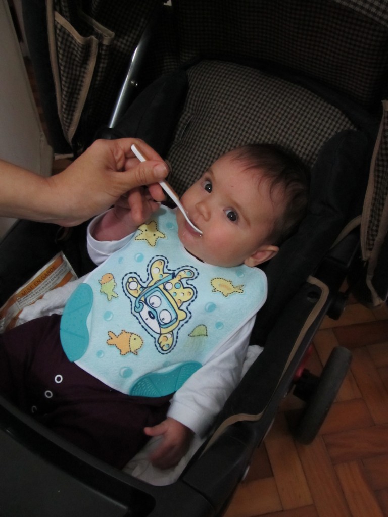 Carmen comendo papinha de frutas